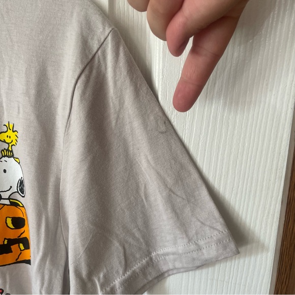 PEANUTS T-SHIRT SIZE MENS S BRAND NEW WITH TAGS HAS A STAIN SHOWN IN PHOTOS - Picture 10 of 11